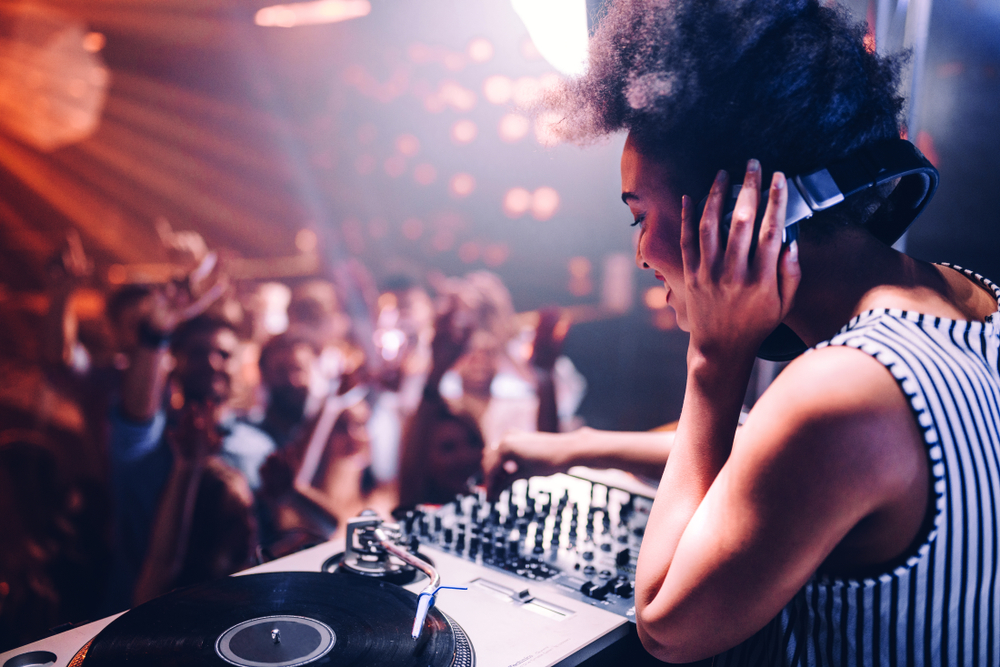 Shot,of,a,female,dj,playing,music,in,the,club